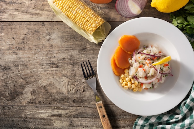 Ceviche tradicional peruano com peixes e verduras