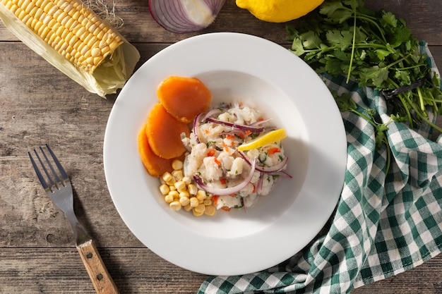 Ceviche tradicional peruano com peixes e verduras