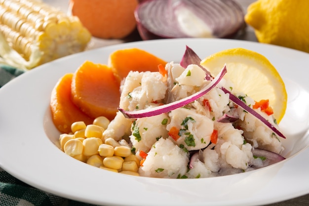 Ceviche tradicional peruano com peixes e verduras