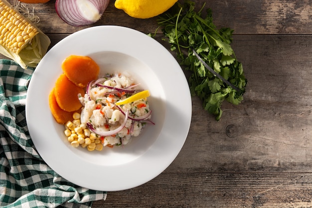 Ceviche tradicional peruano con pescado y verduras