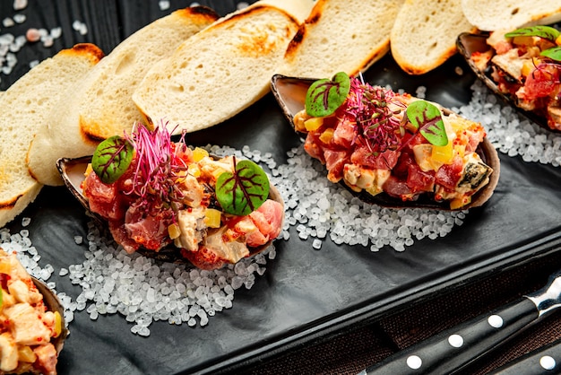 Ceviches de atún mejillones y caviar sobre conchas de mejillón