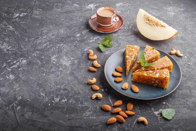 Cezerye tradicional doce turco de melão caramelizado, caju, em placa azul