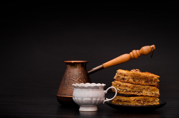 Cezve, caneca de café e um prato de doce tradicional turca