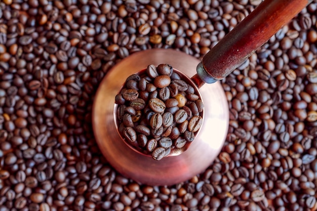 Cezve de cobre relleno de granos de café.