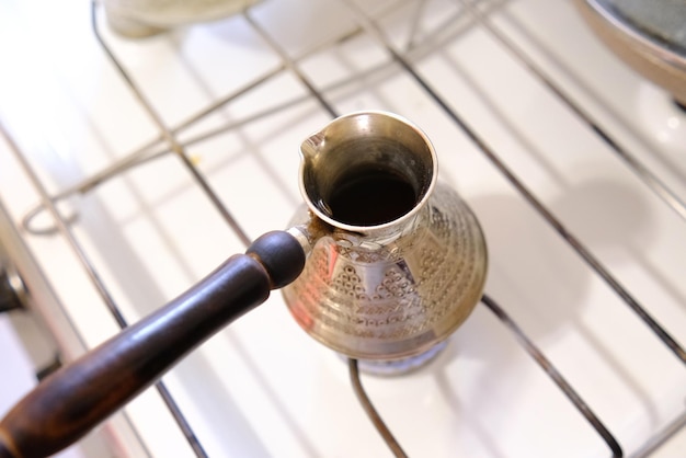 Cezve en una estufa de gas Preparación del café