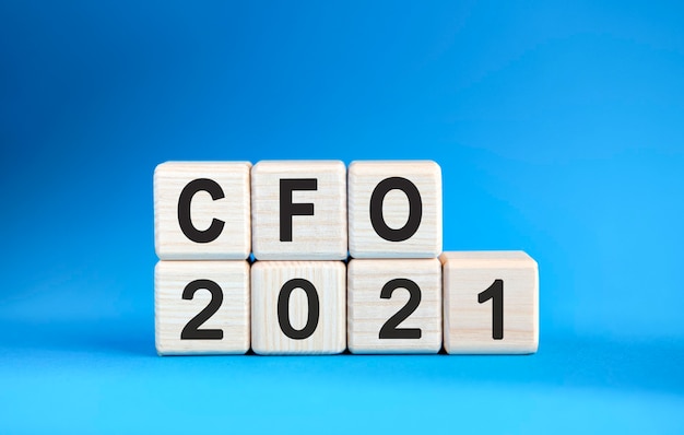 CFO 2021 años en cubos de madera sobre un fondo azul.