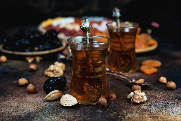 Chá árabe tradicional com frutas secas, nozes e chá