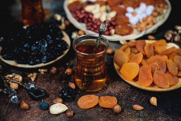 Chá árabe tradicional com frutas secas, nozes e chá