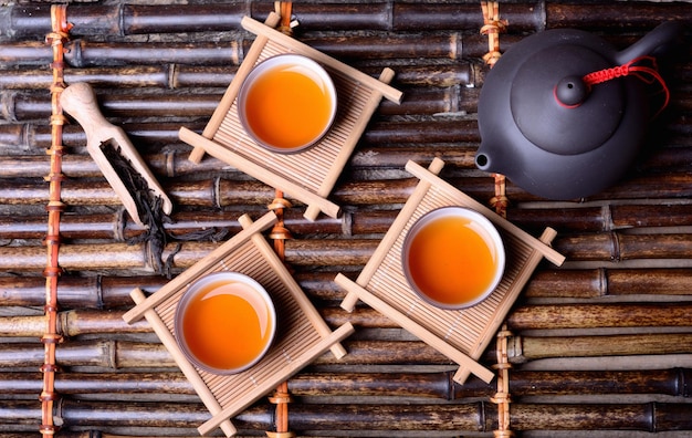 Chá asiático em fundo de bambu