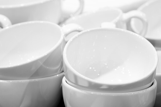 Chá branco vazio empilhado ou xícaras de café no café da manhã