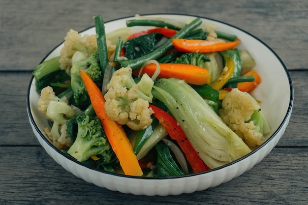 Cha cocina de verduras con fondo de madera gris