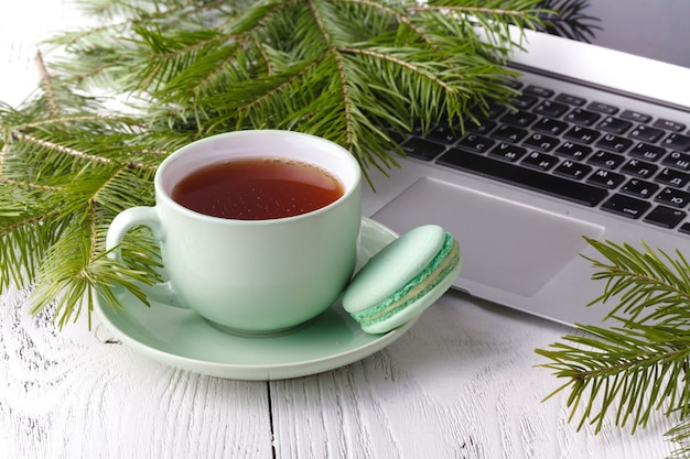 Chá com biscoito na mesa de escritório