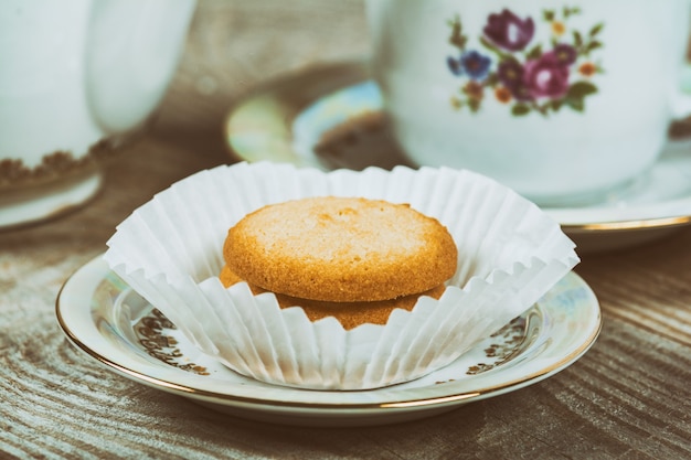 Foto chá com biscoitos de manteiga dinamarquesa