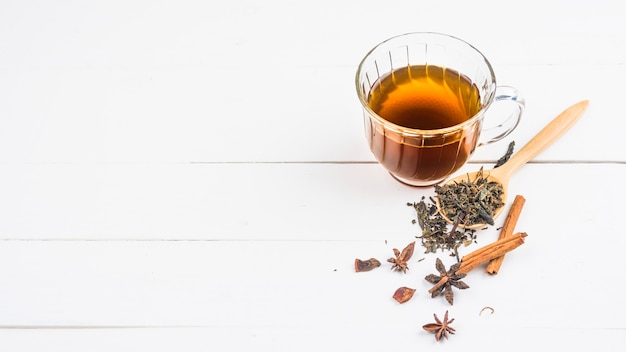Chá com copo de chá em madeira branca