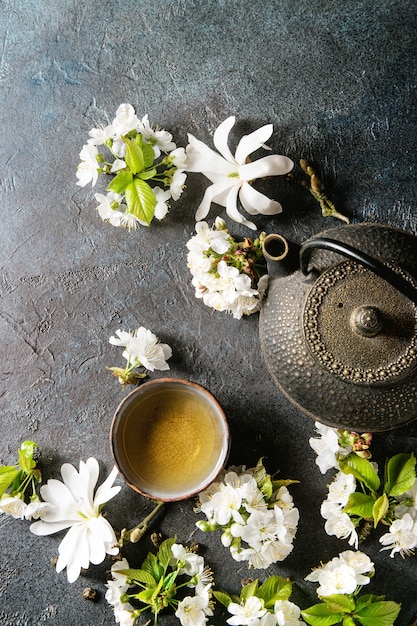 Chá com flores da primavera