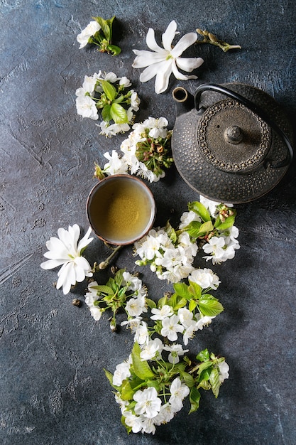 Chá com flores da primavera