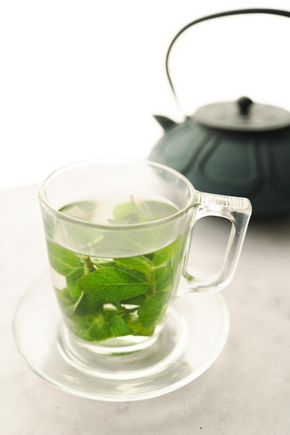 Chá com folhas de hortelã fresca. Infusão de hortelã ajuda com problemas digestivos