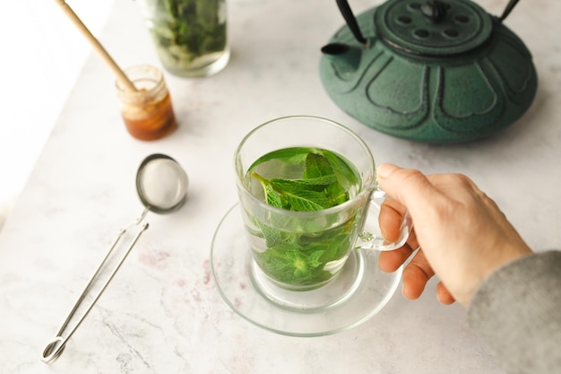 Chá com folhas de hortelã fresca. Infusão de hortelã ajuda com problemas digestivos