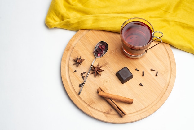 Chá com geléia e chocolate no café da manhã