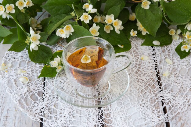 chá com jasmim em uma mesa de madeira branca