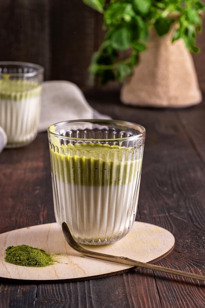 Chá com leite verde Matcha Matcha em pó e batedor de bambu