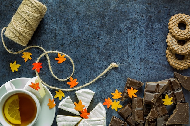 Chá com limão, chocolate e queijo