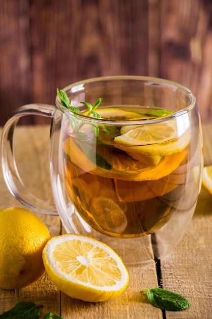 Chá com limão e hortelã em copo transparente Medicina alternativa Bebida quente para relaxamento
