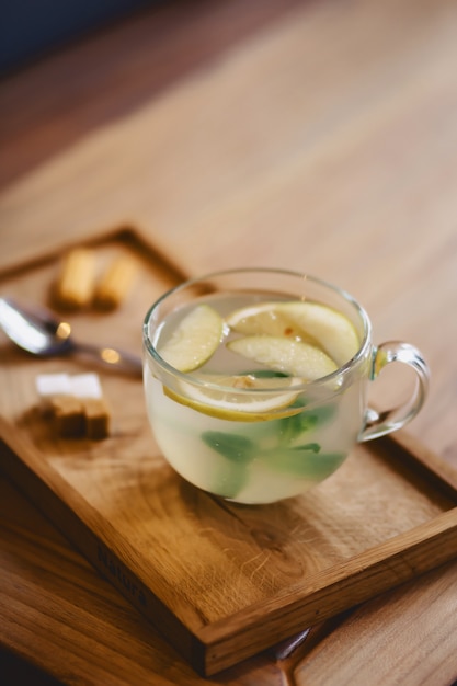 Chá com limão em um carrinho de madeira com cookies