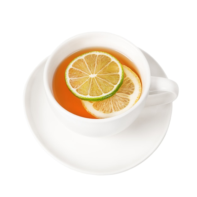 Chá com limão em uma xícara isolada em um fundo branco