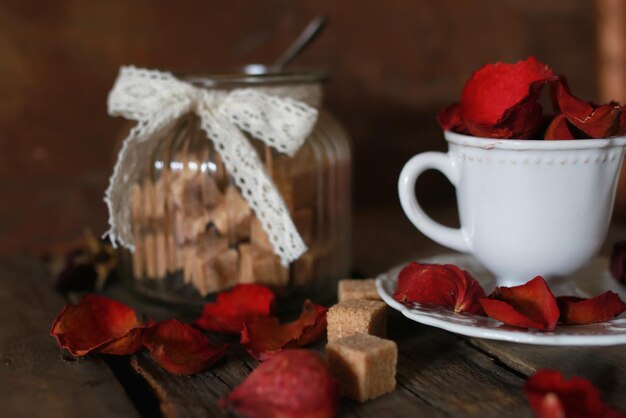 Chá com pétala de rosa e açúcar