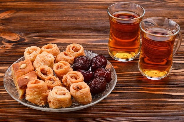 Chá com rahat e frutas secas em mesa de madeira