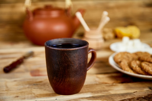 Chá da tarde, cerimônia do chá, bule de mel xícaras de chá com biscoitos