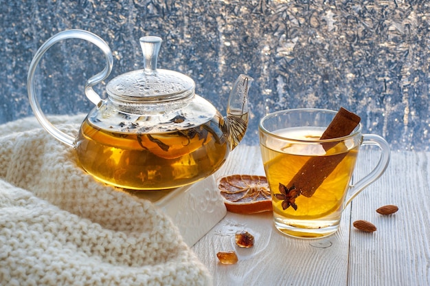 Chá de aquecimento de inverno com limão e laranja no contexto de padrões gelados.