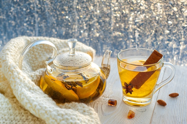 Chá de aquecimento de inverno com limão e laranja no contexto de padrões gelados.