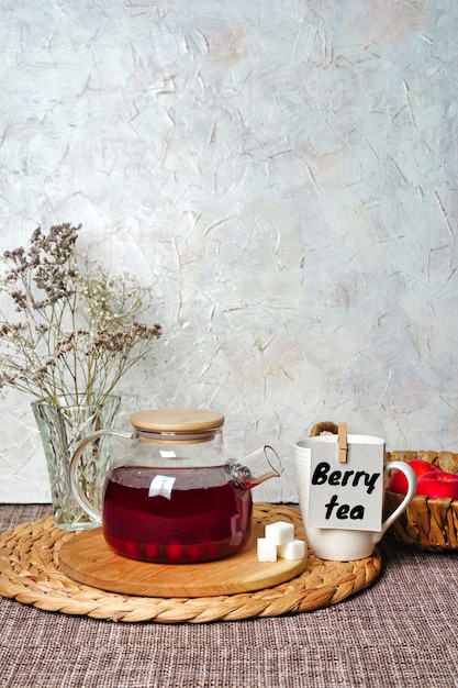 Chá de bagas de inscrição na caneca bule transparente com framboesas e cubos de açúcar xícara de chá Espaço para cópia Foto de alta qualidade