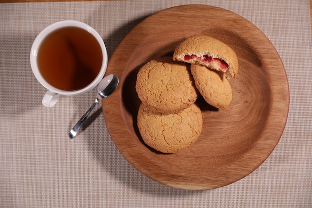 chá de bagas e uma placa de madeira decorativa é muito bonita para legumes e biscoitos