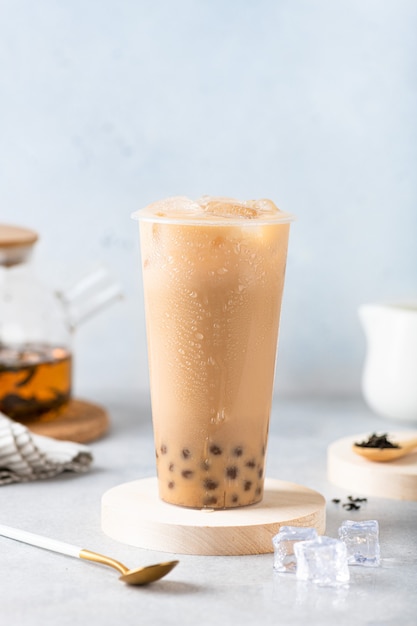 Chá de bolha de leite taiwanês com tapioca em um copo de plástico com foco seletivo