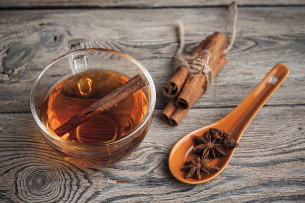 chá de canela quente aromático na mesa de madeira