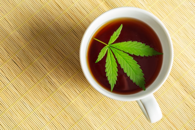 Chá de cannabis e folhas de maconha