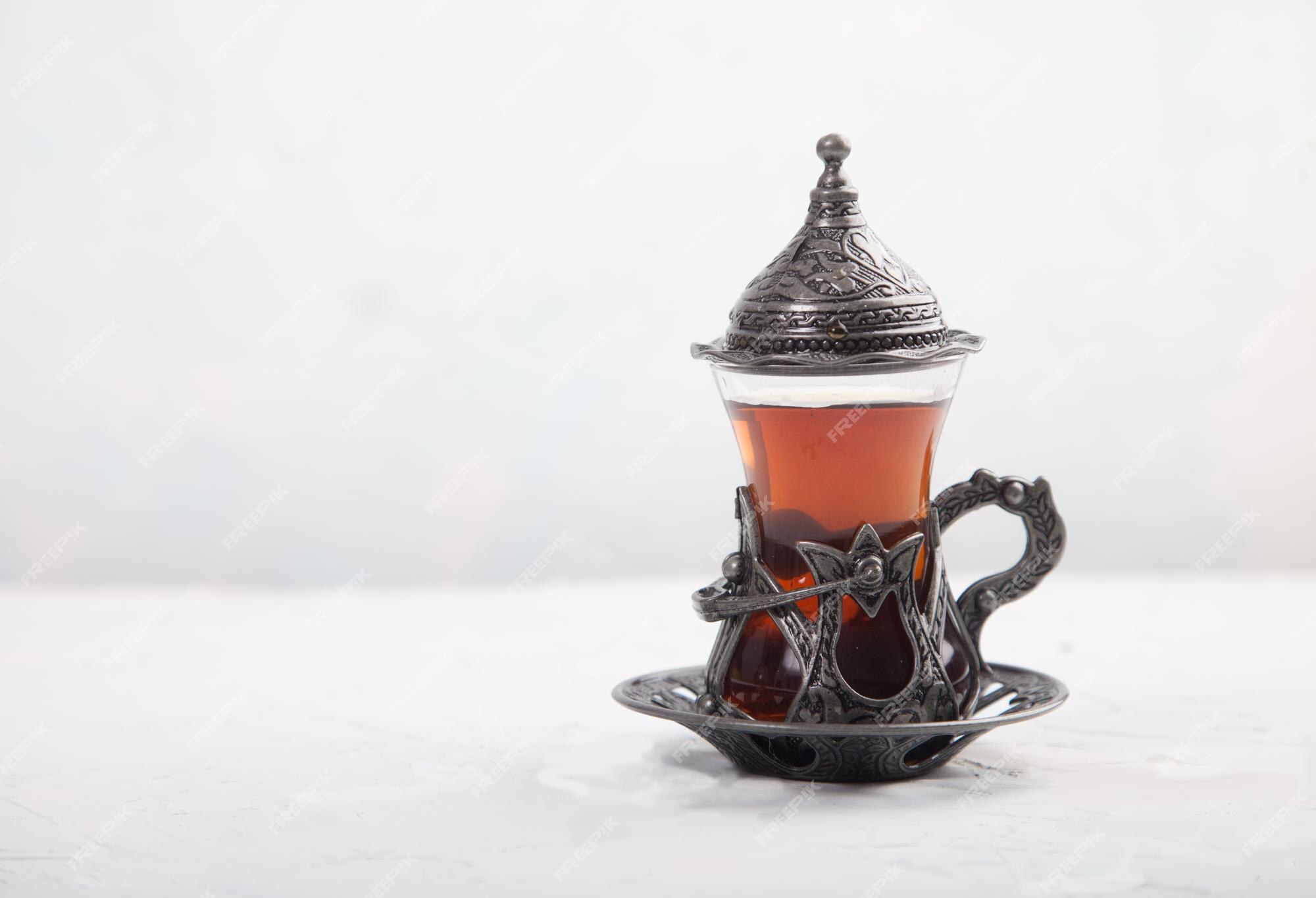 Foto de Chá Turco Em Vidros Tradicionais Na Tabela Jogo De Chá Turco  Tradicional Copo De Vidro Do Chá Teapot Pintado e mais fotos de stock de  Alimentação Saudável - iStock