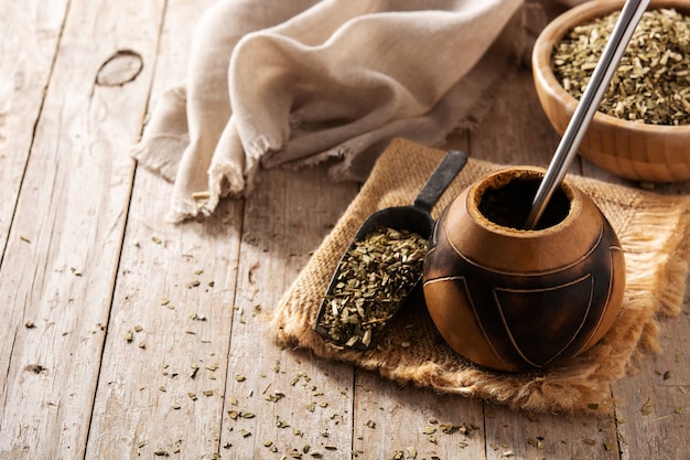 Chá de erva-mate tradicional em mesa de madeira