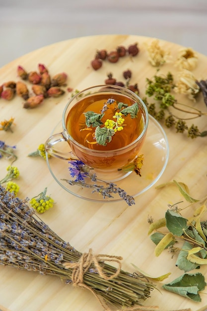 Chá de ervas com ervas medicinais e flores Foco seletivo