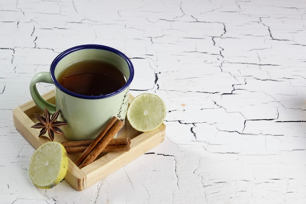 Foto chá de ervas com ingredientes de limão, canela e anis estrelado