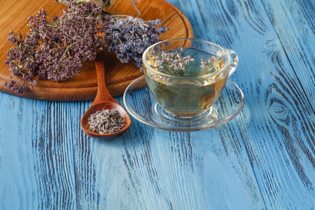 Foto chá de ervas. infusão de lavanda em um copo de vidro