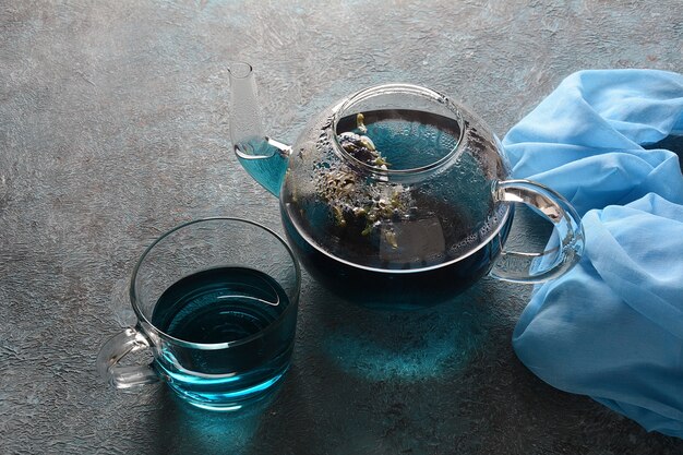 Chá de ervilha borboleta azul em um bule
