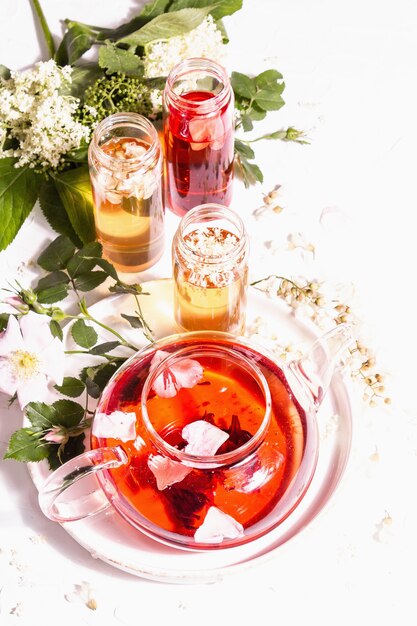 Chá de flores de variedade. sabugueiro fresco, cinorrodo e acácia. conceito de comida saudável. fundo de gesso branco, copie o espaço