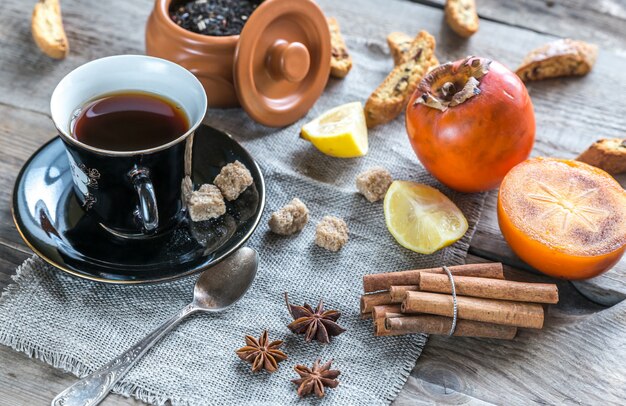 Chá de frutas com especiarias e biscoitos