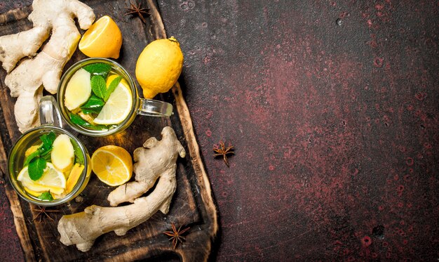 Foto chá de gengibre com hortelã e frutas cítricas