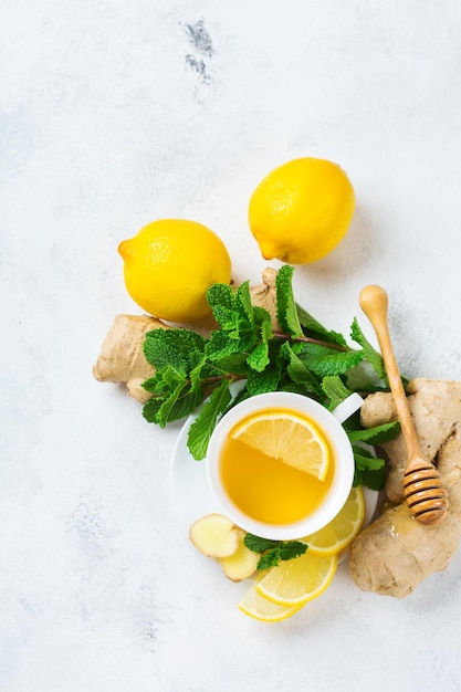 Chá de gengibre em uma xícara para os dias frios de inverno da gripe