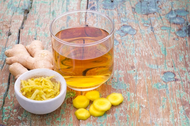 Chá de gengibre refrescante na mesa